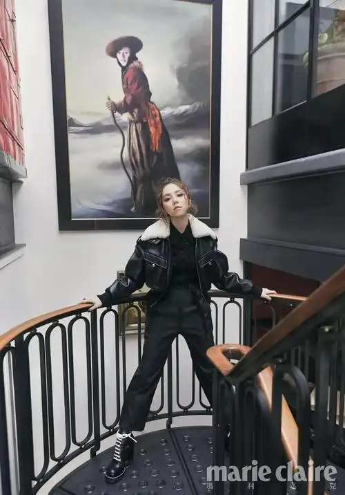 邓紫棋登港版杂志封面 丸子头配复古服饰可酷可甜