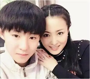 他们婚后生了一个英俊潇洒的儿子,长相据说融合了王俊凯与王源的特点