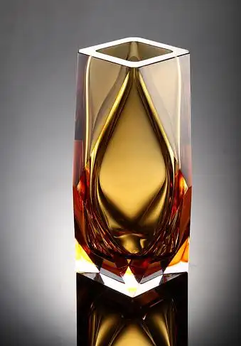 产品目录 水晶玻璃工艺品 ● ● ● 企业信息 上海王凯睿智琉璃艺术品