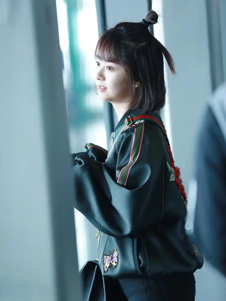 谭松韵梳丸子头回京遇粉丝露甜笑显少女感