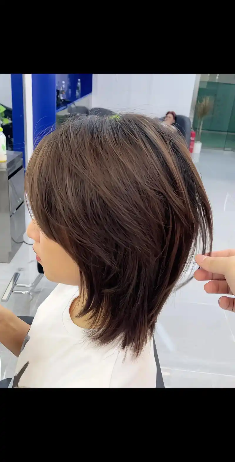 适合方圆脸女生都可以剪的高层次锁骨短发.