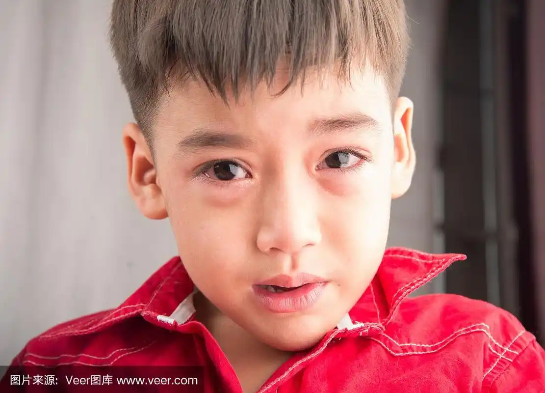 小男孩哭得很伤心