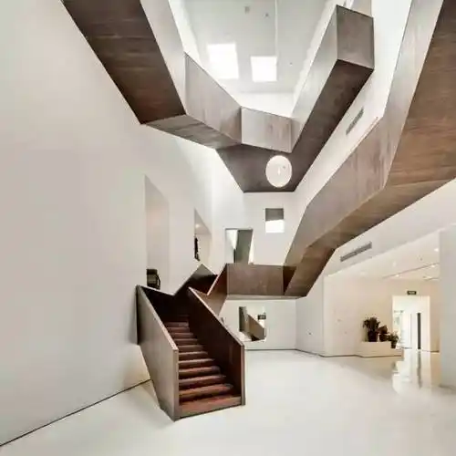 ▼朱家角人文艺术馆▼折形楼梯结合廊桥,联系了水平和竖向两个不同层