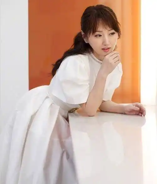 原创48岁杨钰莹近照太美身着一袭白衣宛若仙女笑容可掬太养眼