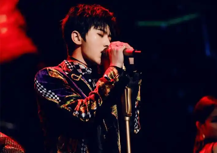 蔡徐坤最新时尚壁纸全开偶像蔡徐坤