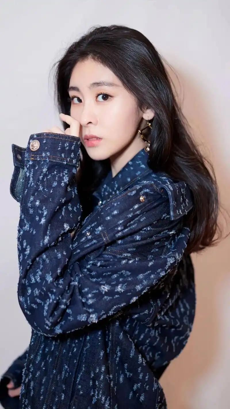 张碧晨,中国内地女歌手,华语流行乐歌手,2014年获得《中国好声音第三