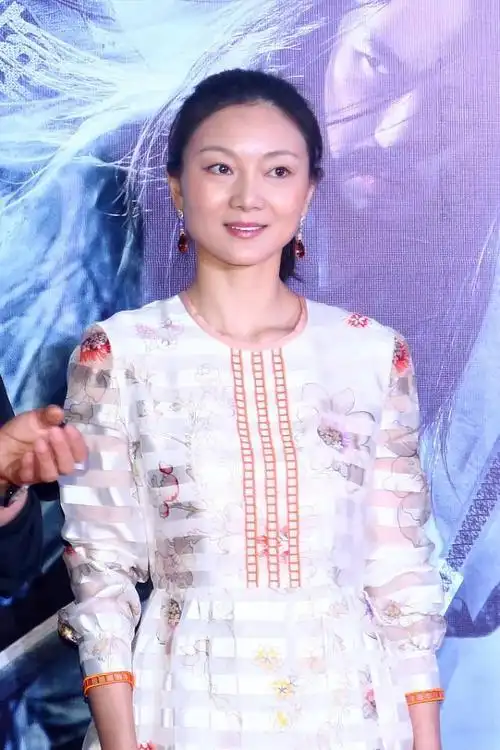 陈婷的气质真的挺成熟穿得简约却很贵气不像小了张艺谋30多岁