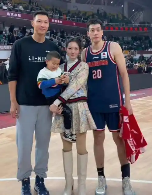 任骏飞老婆与易建联合影!短裙被儿子带大,身材修长大长腿 .