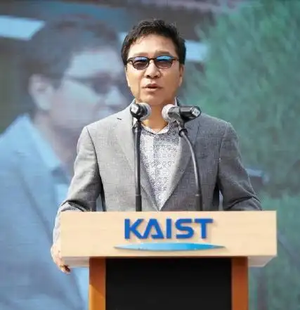 李秀满演讲:sm认为的未来是名人与机器人的世界