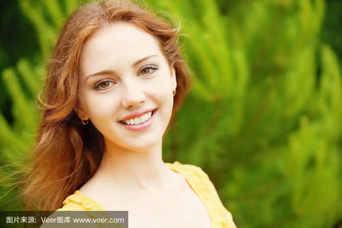 年轻漂亮的女孩