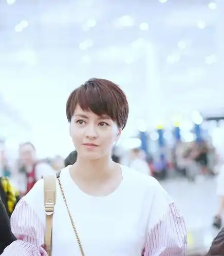梁咏琪美得不像43岁身穿白裙走机场清新淡雅标志性短发太减龄