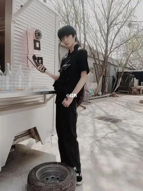 我怀疑刘耀文是故意的 知道自己高 自己脚长 拍照的时候 还伸那么长