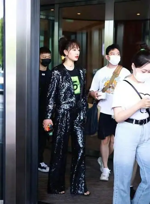 白百何不像当妈的人,穿一身带闪的黑又潮又酷,穿搭年轻就是减龄|内搭