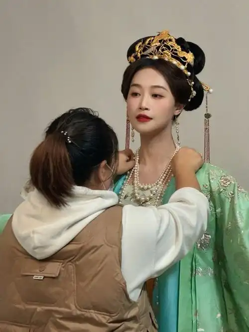 从照片中可以看出,蓝盈莹的古装造型真的很美,有一种"浣碧登基为皇"的