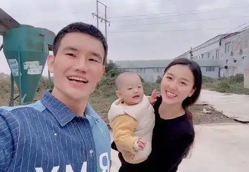 谢孟伟回老家,3岁儿子骑三轮车显淘气,娇妻打扮朴素"入乡随俗"_老婆