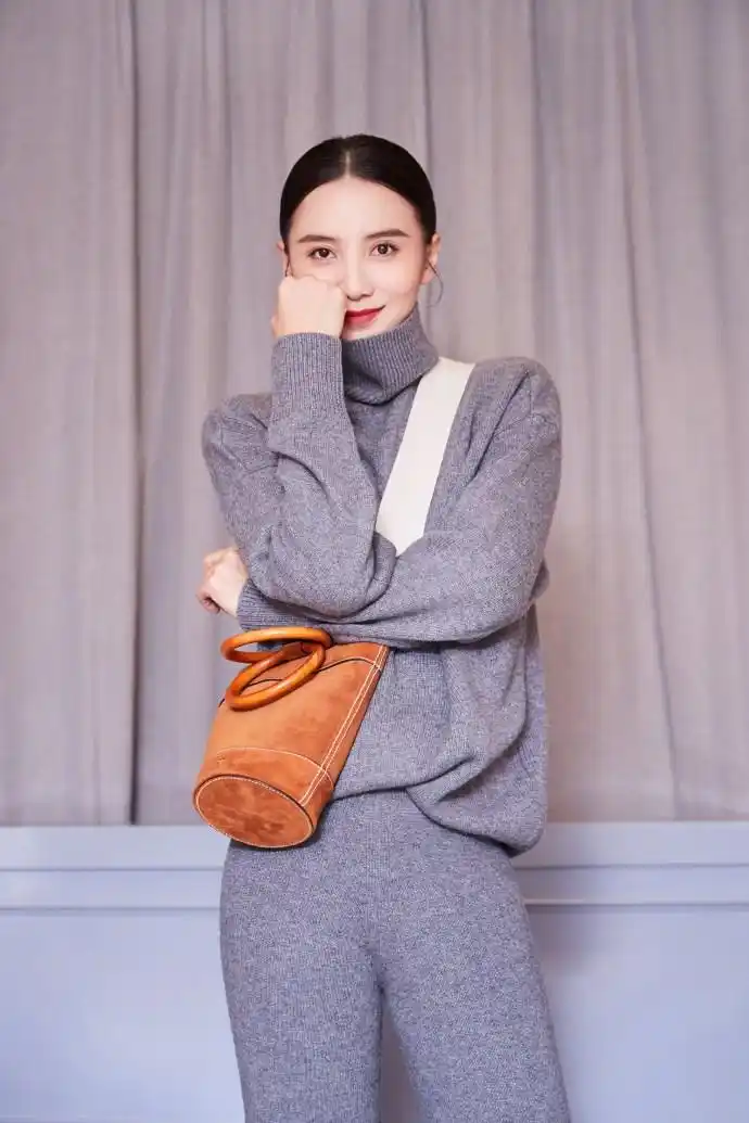 宋佳实力演绎黑白灰穿搭,将秋冬季节的大气与经典进行到底