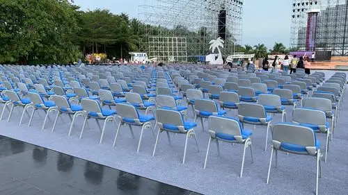 摆放观众席座椅