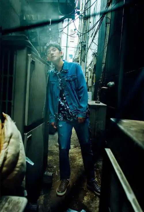 刘昊然潮流时尚日本街拍写真图片