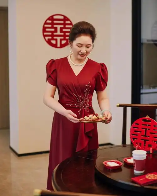 红色是婚礼90上不可少的颜色妈妈穿红色改良旗袍送女儿出嫁也寓意