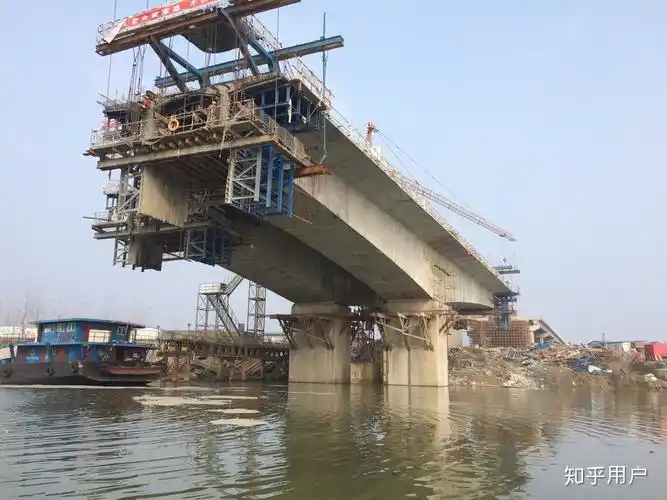 论述变截面悬臂浇筑混凝土连续箱梁三向预应力的作用及其合理布置方式