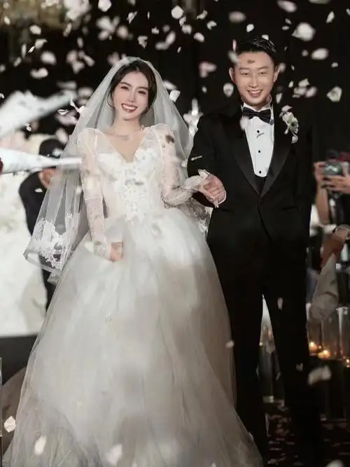 唱着爱你的王心凌女孩verawanghaute婚纱