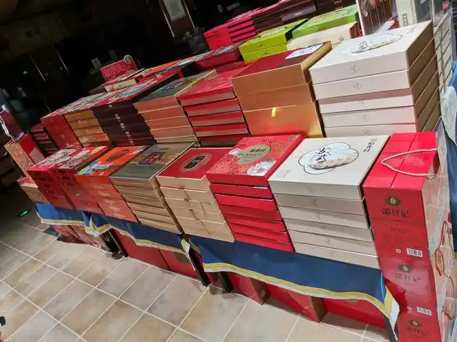 常规礼盒的摆放,和下层手提袋的存放,一一对齐,方便拿取