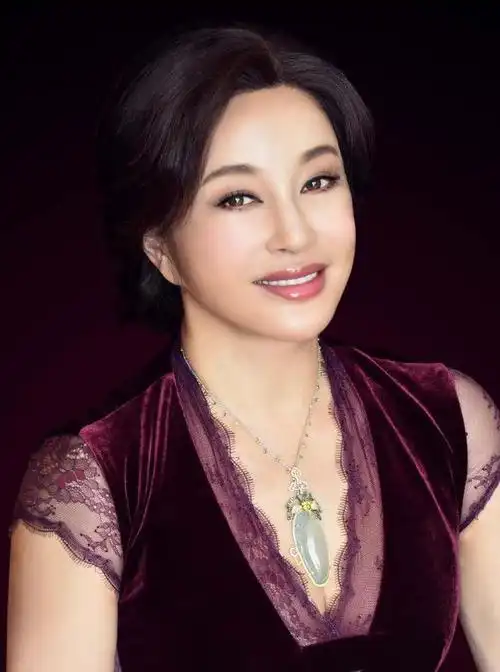 刘晓庆在公园跑步被拍,终于不扮嫩中老年打扮,直接素颜皮肤很松|潘迎