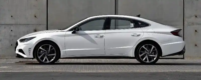 索纳塔是现代旗下的一款中型轿车,这款车的轴距为2890毫米,长宽高分别