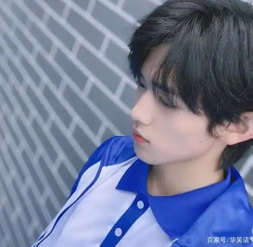 宋亚轩蓝白校服路透照片