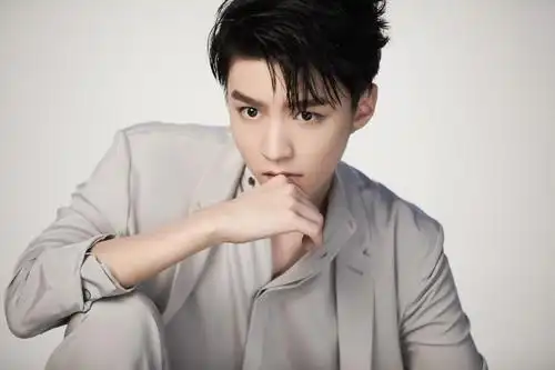 beautiful花絮照曝光王俊凯素颜上线粉丝却被它给吸引住