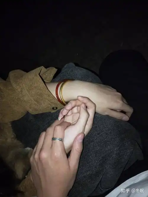 本人男生怎么假装有男朋友想求一张牵手照片或者依稀可见背影的照片发