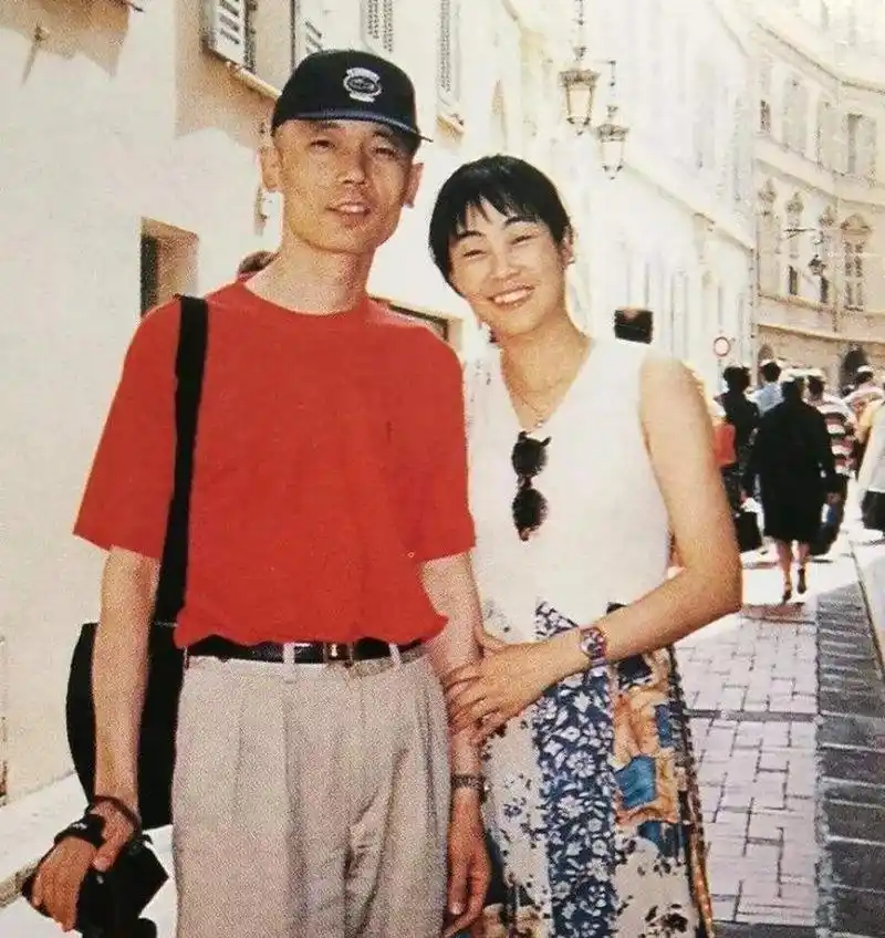 1995年,葛优在妻子贺聪的建议下,拿出350万,在北京三环买了四套170平