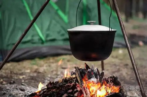 徒步旅行在篝火的锅在山里有帐篷旅行