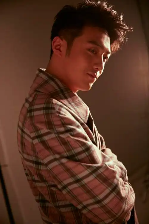 李泽锋写真大片曝光 雅痞不羁展别样风度