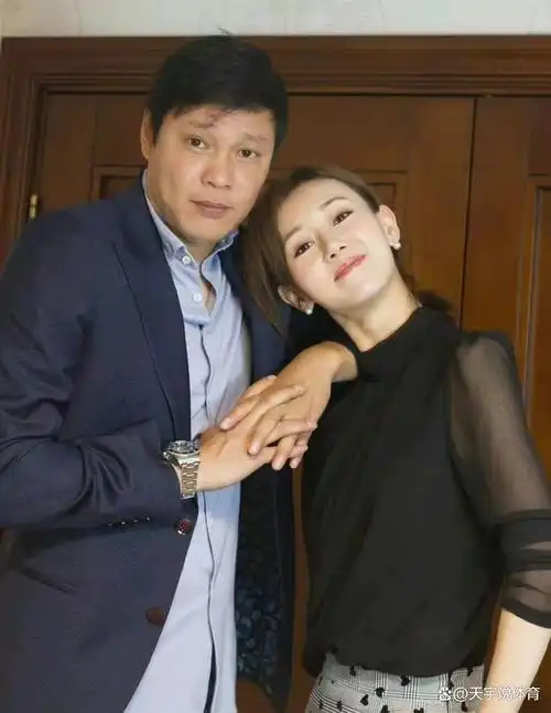 近日,范志毅带着妻子张梦瑾前往4s店购置了一辆宝马ix纯电动车,虽然此