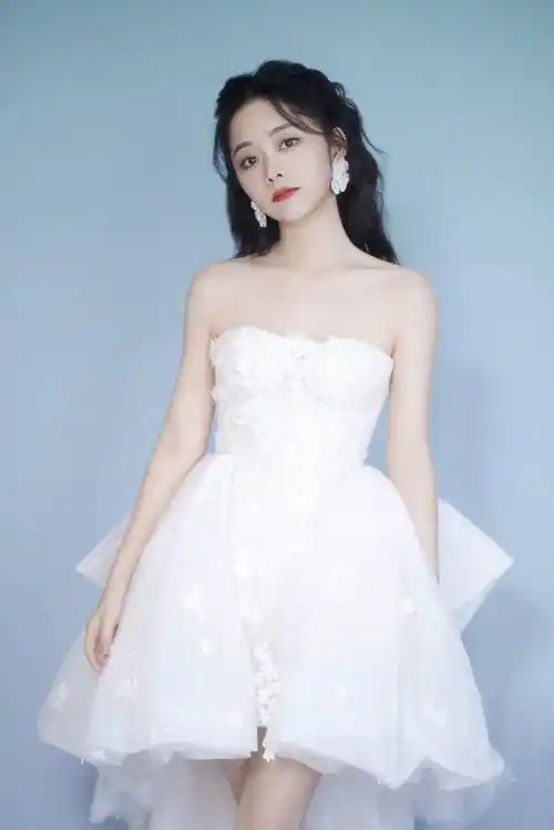 谭松韵入围白玉兰最佳女主角奖,一袭粉色礼服亮相,生图太能扛了_少女