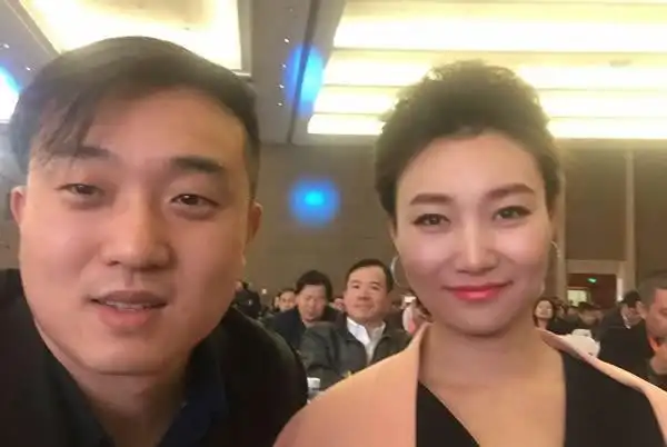 李梓萌来了,台上台下画风差太多!