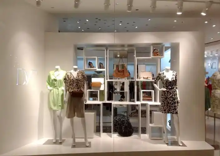 女装店面橱窗设计装修效果图片