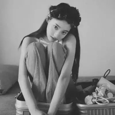 黑白女生头像唯美真人可爱图片