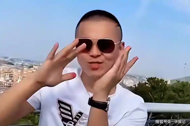 他直播间人数更高的人,比如笑神姜涛,以及模仿啊灿的九红哥走到了一起