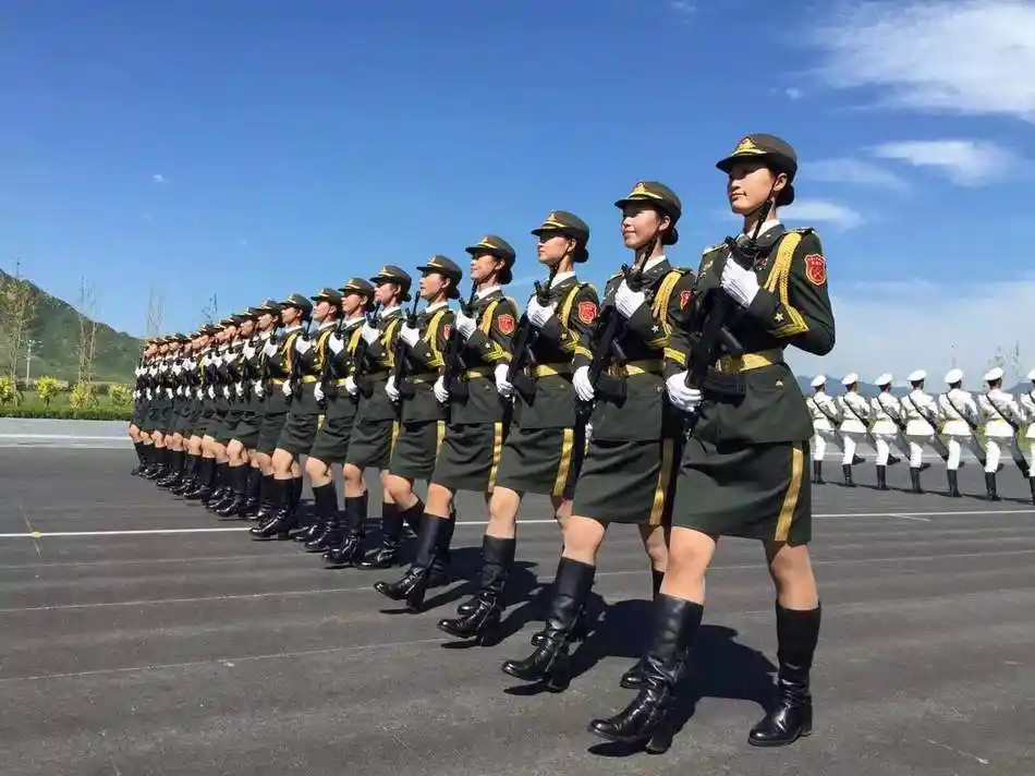 图为女兵们在训练.