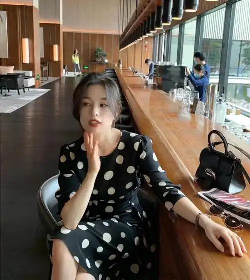 职场"小西服"干净利落,30岁的知性女人照着穿,打造轻熟感