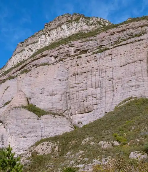 这块大石头有40里长,看上去更像一做高山,累死爬到山顶,山顶却像一片
