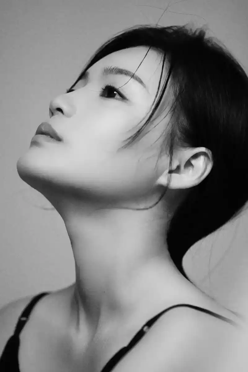 "所以  被爱的前提是漂亮吗" #黑白系 #清冷 #肖像写真 - 抖音