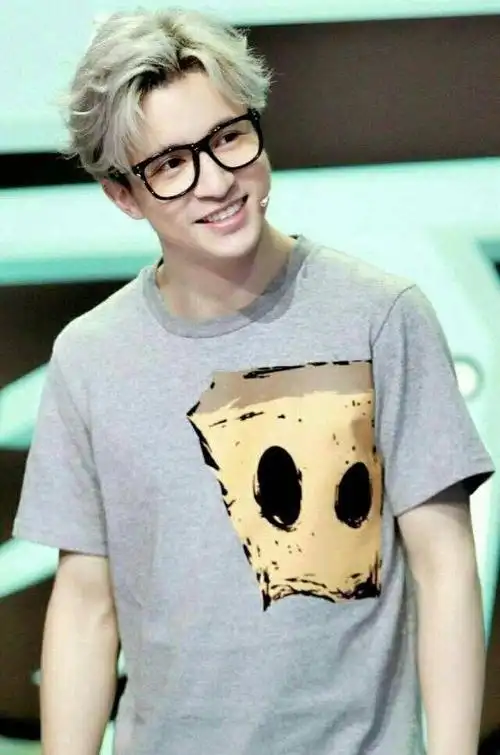 来说说薛之谦这些笑得非常甜蜜的照片我是被最后第2张迷倒