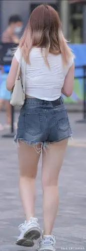 当短裤遇见短裙,性感与诱惑你会该怎么选择?