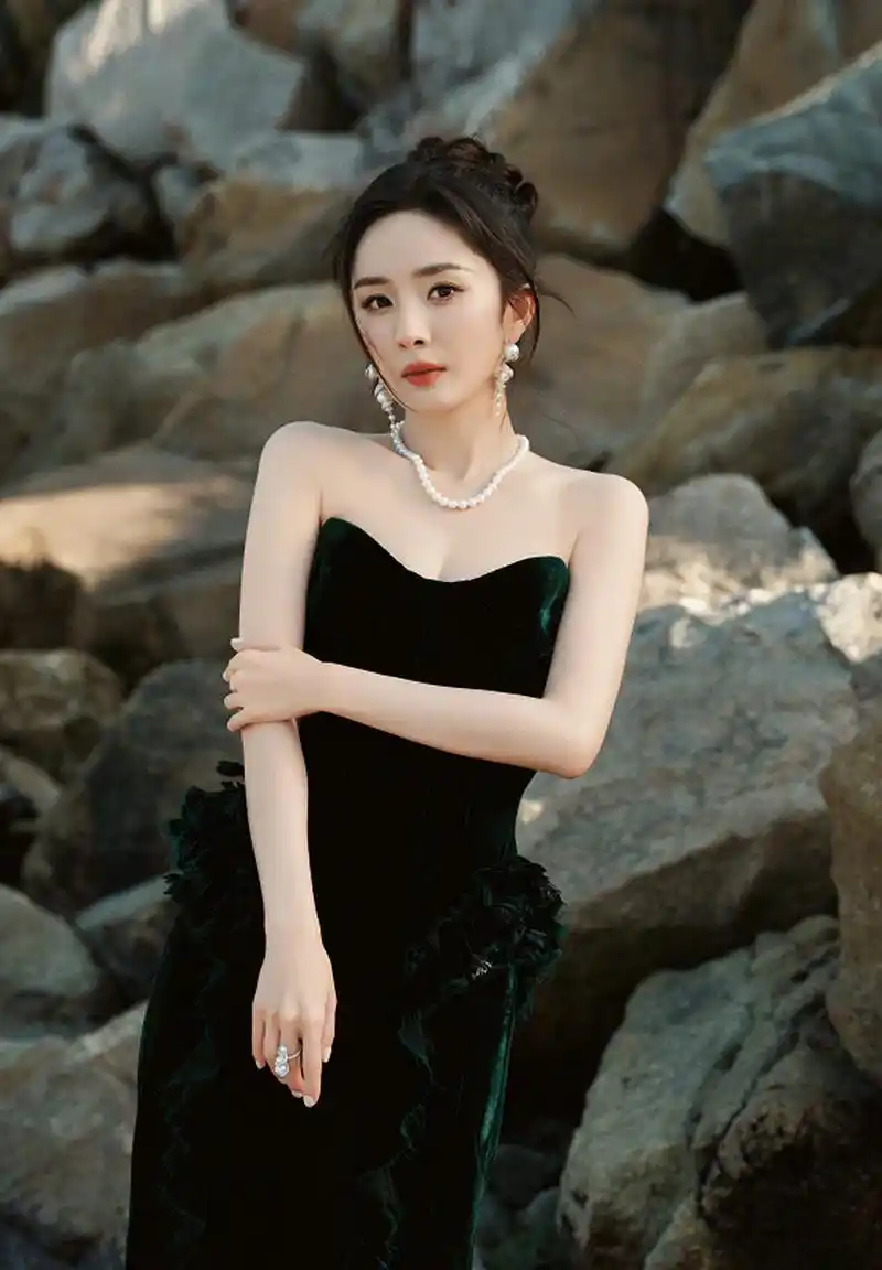 杨幂在尖叫之夜的另一套礼服,黑色尽显优雅恬静,你喜欢吗?