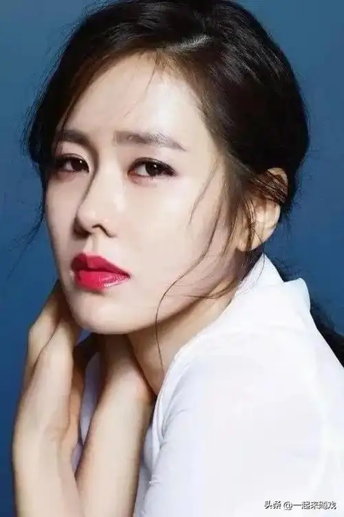 韩国女演员孙艺珍笑眼弯弯眼中有光