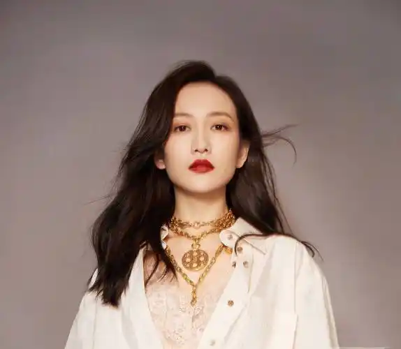 大粉爆料王鸥怀孕,近照脸部浮肿不露肚子,年底被曝录《明侦》_照片