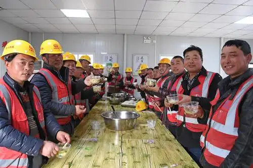 与家同框异乡工地的别样团聚